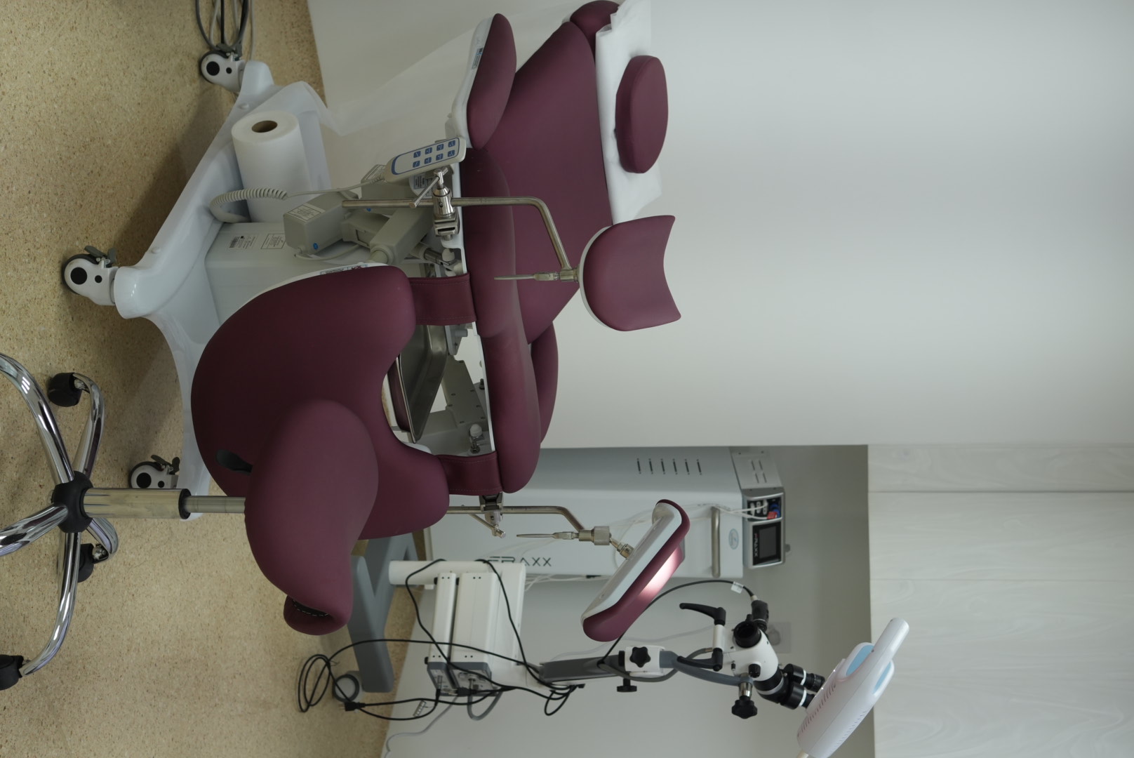 Sala de procedimientos con colposcopio en Gineoncosex
