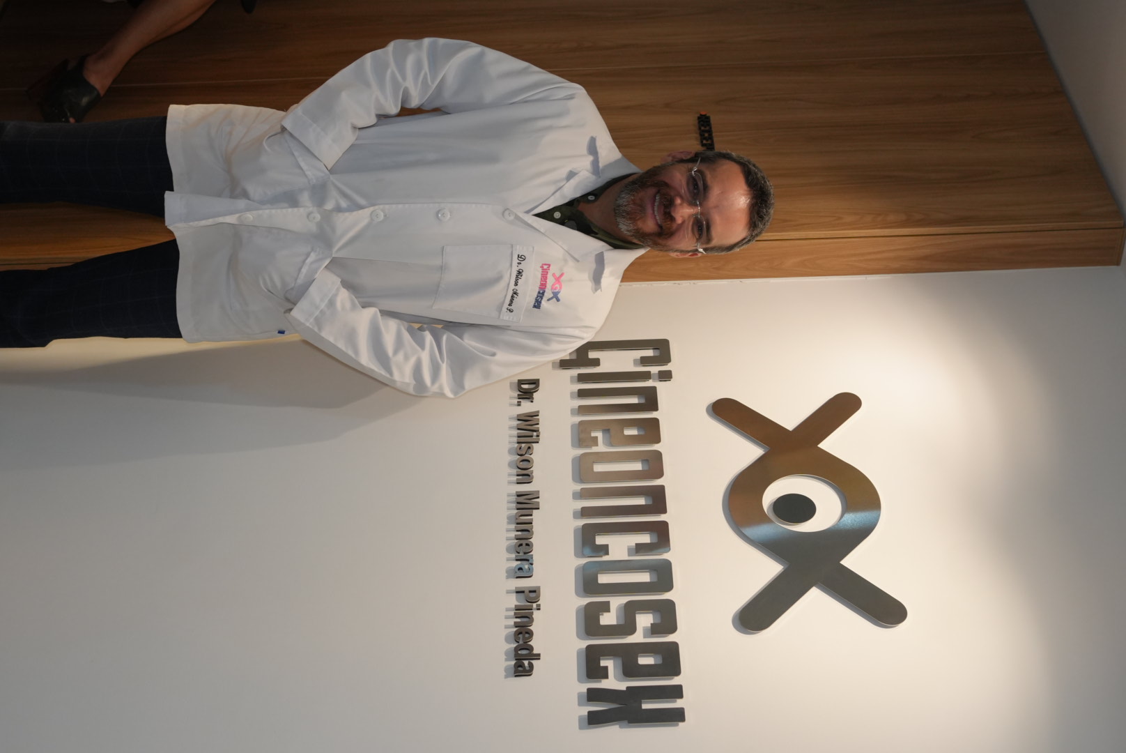 Dr. Wilson Munera Pineda en la entrada de Gineoncosex Medellín